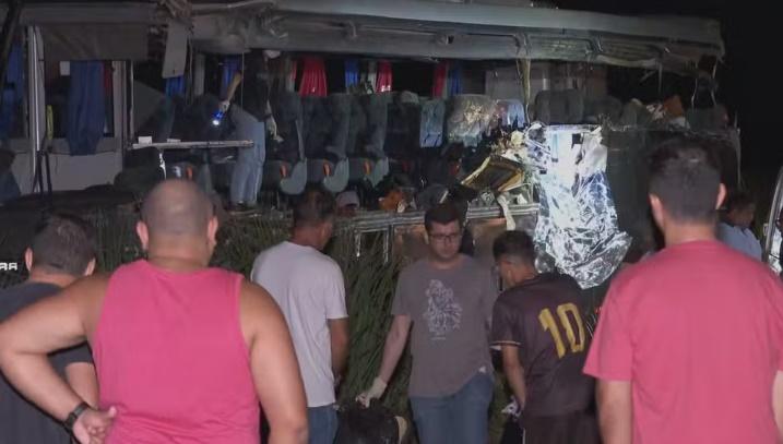 Acidente entre caminhão e ônibus com universitários deixa 12 mortos em rodovia no interior de SP Acidente entre caminhão e ônibus com universitários deixa 12 mortos em rodovia no interior de SP