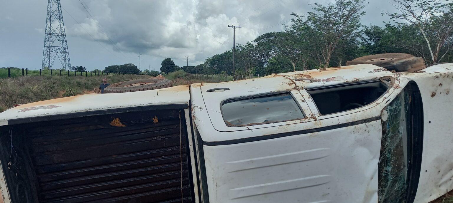Caminhonete da Prefeitura de Rolim de Moura capota e deixa dois feridos