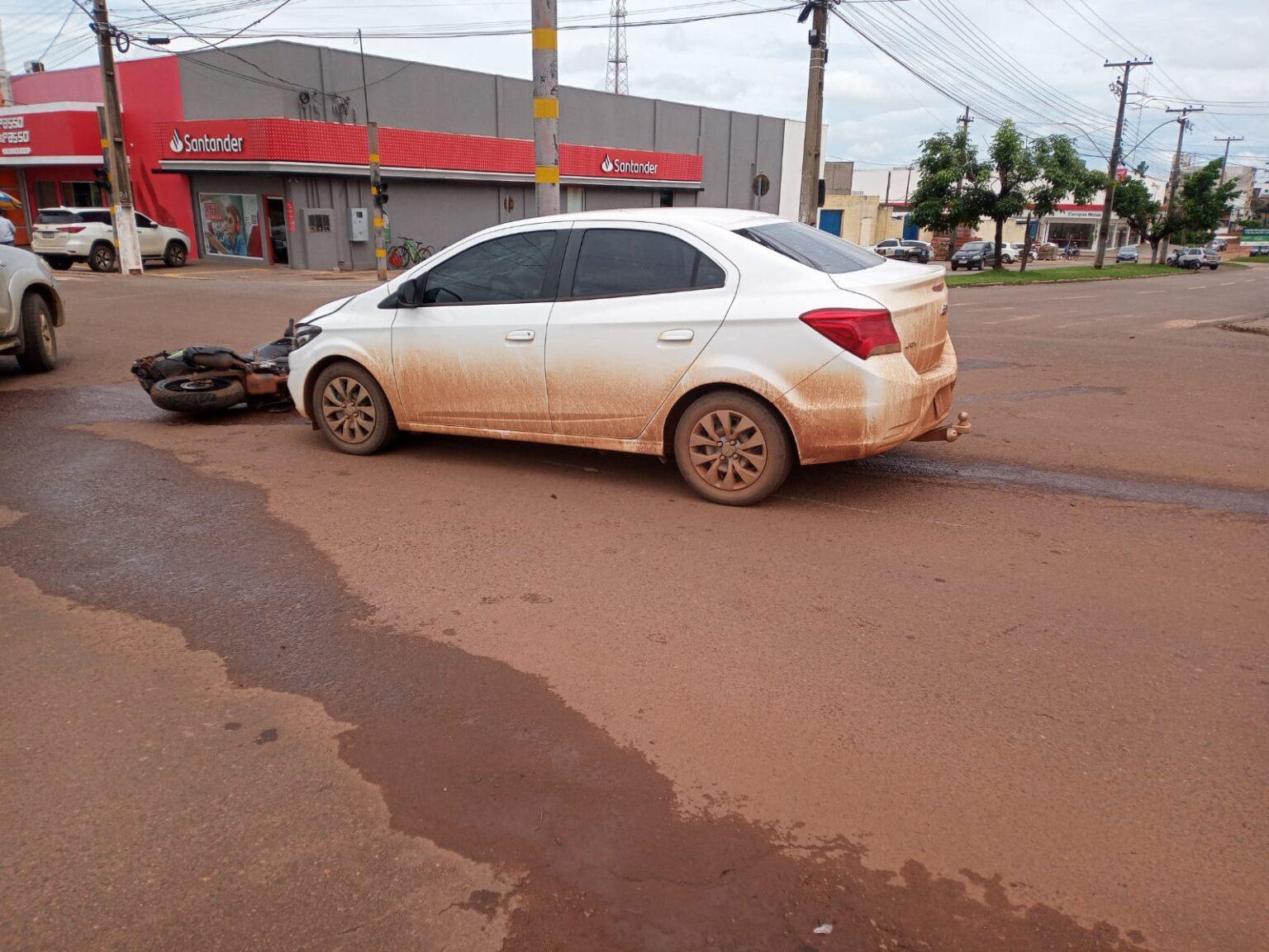 ROLIM DE MOURA: Motociclista é socorrido após carro colidir na traseira no semáforo ROLIM DE MOURA: Motociclista é socorrido após carro colidir na traseira no semáforo