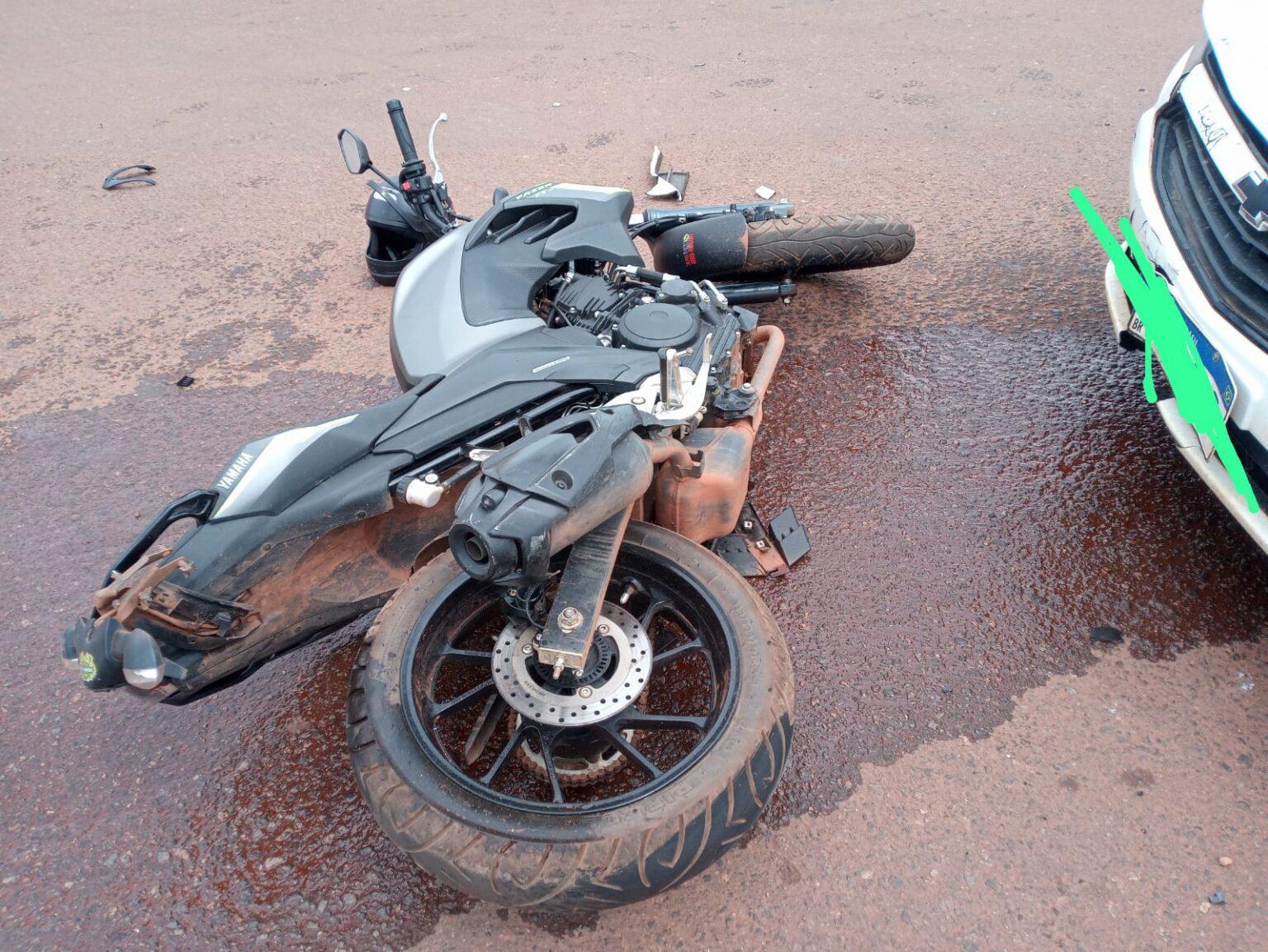 ROLIM DE MOURA: Motociclista é socorrido após carro colidir na traseira no semáforo ROLIM DE MOURA: Motociclista é socorrido após carro colidir na traseira no semáforo