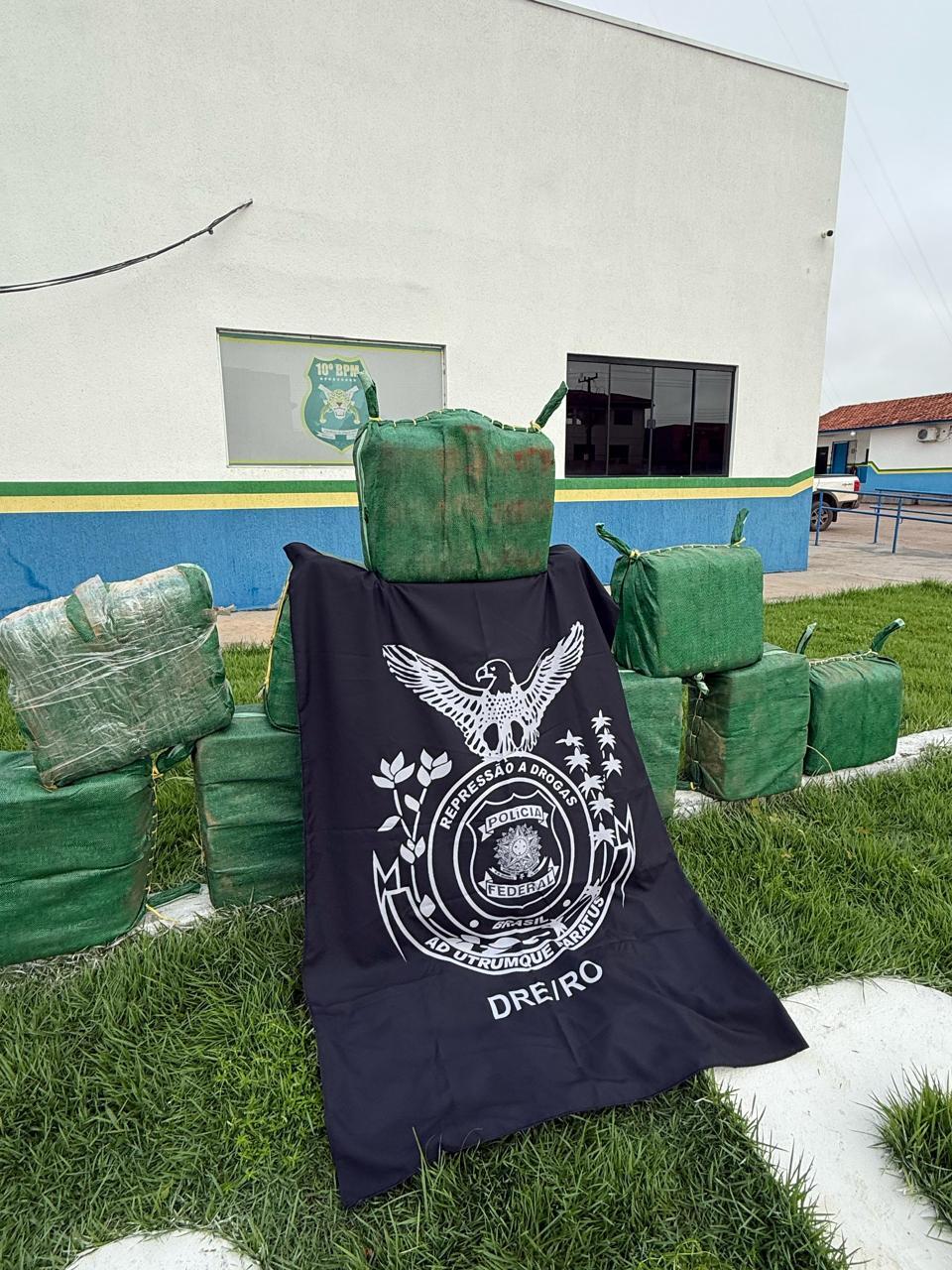 PF e PM/RO prendem duas pessoas em flagrante com 350 kg de drogas em Alta Floresta D” Oeste PF e PM/RO prendem duas pessoas em flagrante com 350 kg de drogas em Alta Floresta D” Oeste