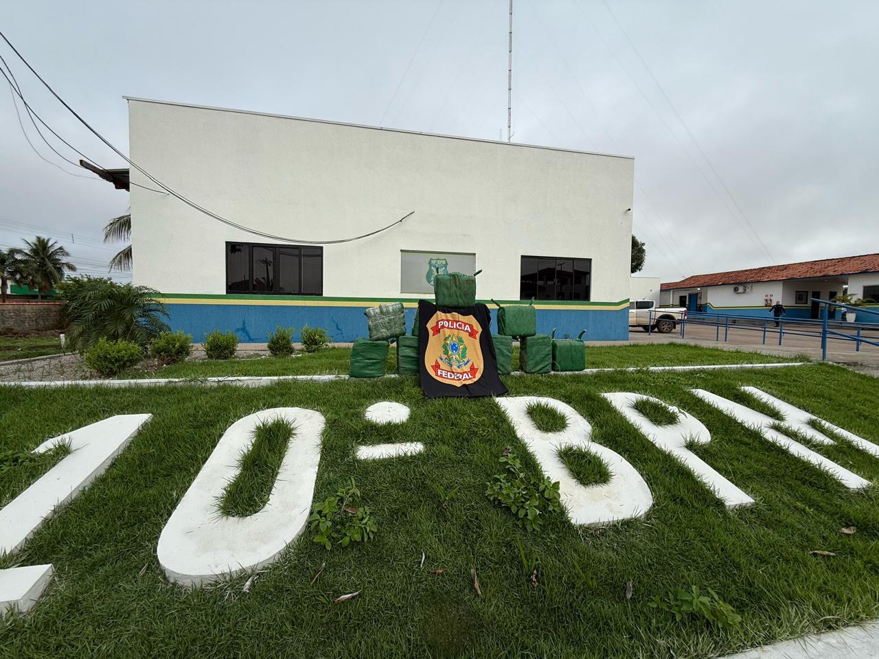 PF e PM/RO prendem duas pessoas em flagrante com 350 kg de drogas em Alta Floresta D” Oeste PF e PM/RO prendem duas pessoas em flagrante com 350 kg de drogas em Alta Floresta D” Oeste