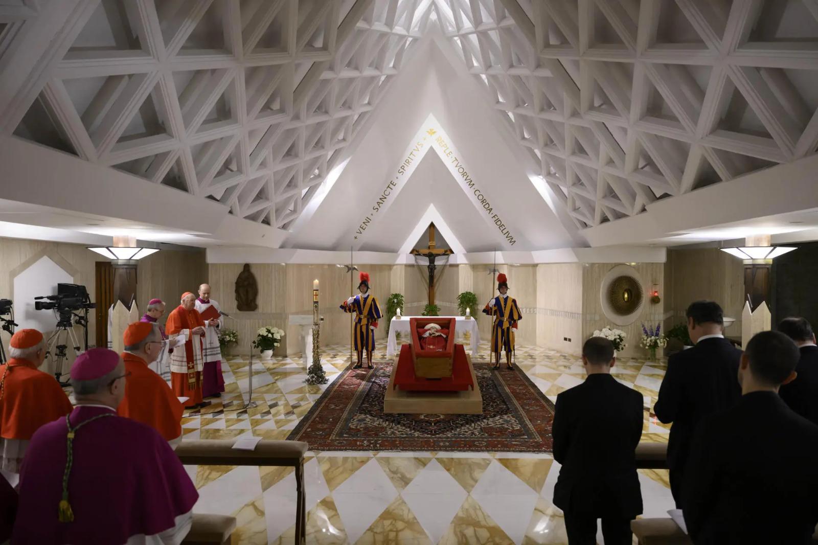 DESPEDIDA: Vaticano divulga primeiras imagens do papa no caixão e datas do funeral DESPEDIDA: Vaticano divulga primeiras imagens do papa no caixão e datas do funeral