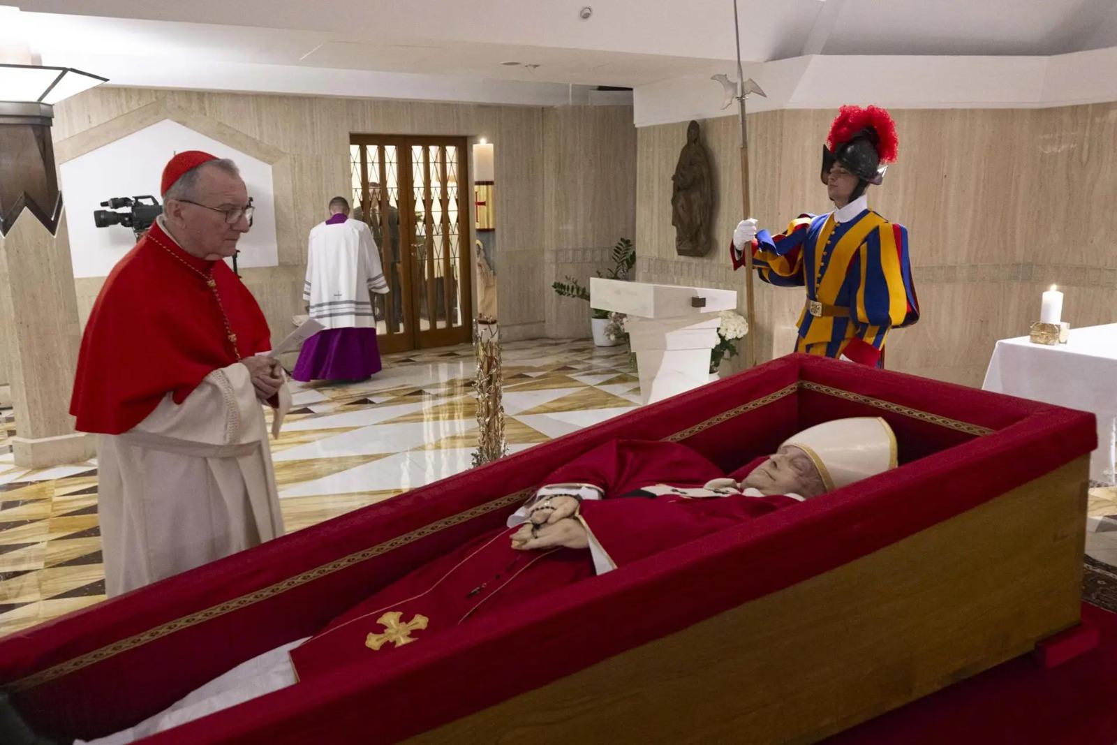 DESPEDIDA: Vaticano divulga primeiras imagens do papa no caixão e datas do funeral DESPEDIDA: Vaticano divulga primeiras imagens do papa no caixão e datas do funeral