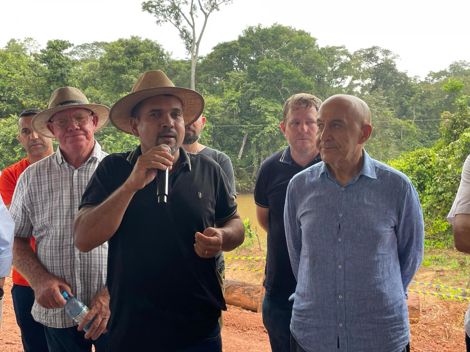 ROLIM DE MOURA: Em um momento de grande alegria para a comunidade rural, o vereador Cidinei da 200 realizou no último sábado (26), a inauguração da nova ponte de concreto na Linha 196 Sul ROLIM DE MOURA: Em um momento de grande alegria para a comunidade rural, o vereador Cidinei da 200 realizou no último sábado (26), a inauguração da nova ponte de concreto na Linha 196 Sul