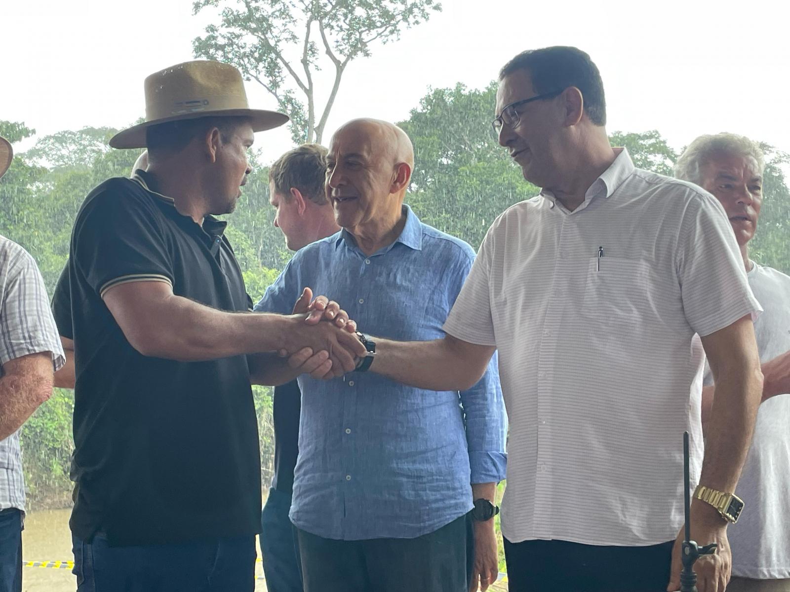 ROLIM DE MOURA: Em um momento de grande alegria para a comunidade rural, o vereador Cidinei da 200 realizou no último sábado (26), a inauguração da nova ponte de concreto na Linha 196 Sul ROLIM DE MOURA: Em um momento de grande alegria para a comunidade rural, o vereador Cidinei da 200 realizou no último sábado (26), a inauguração da nova ponte de concreto na Linha 196 Sul