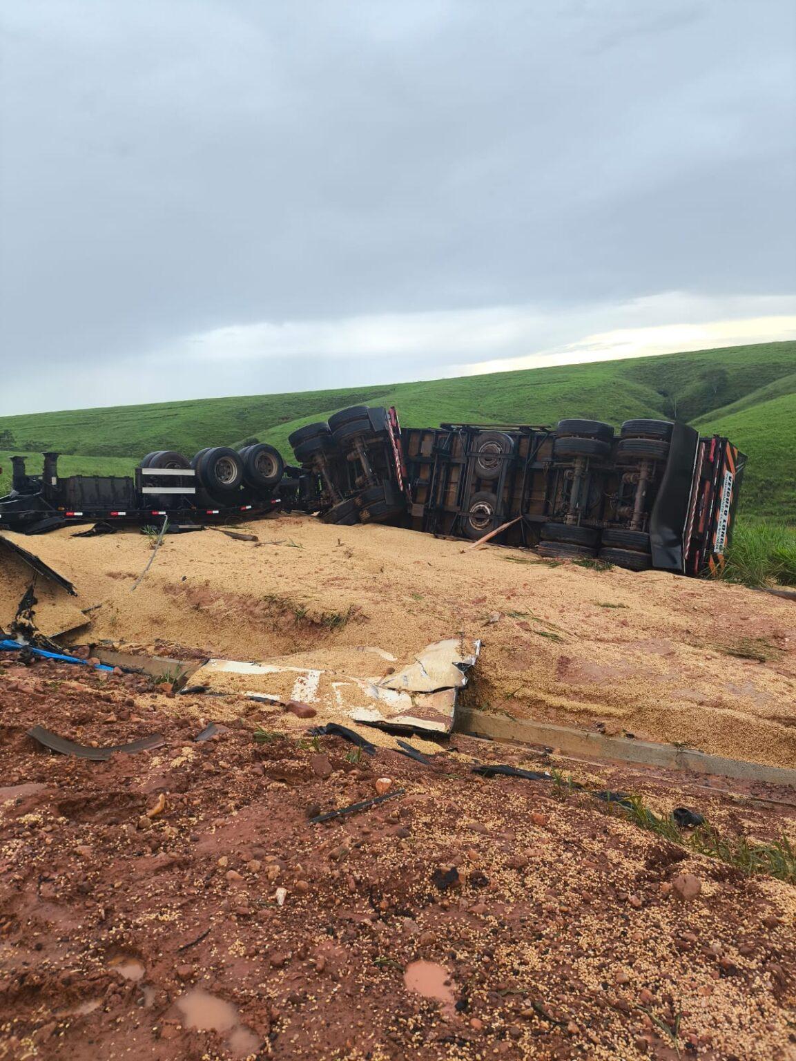 Com ajuda de máquina PC, corpo de motorista de Rolim de Moura é retirado de baixo de carreta incendiada Com ajuda de máquina PC, corpo de motorista de Rolim de Moura é retirado de baixo de carreta incendiada