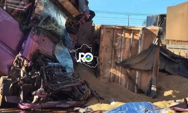 Colisão violenta entre carretas deixa caminhoneiro morto na BR-364, próximo a Porto Velh Colisão violenta entre carretas deixa caminhoneiro morto na BR-364, próximo a Porto Velh