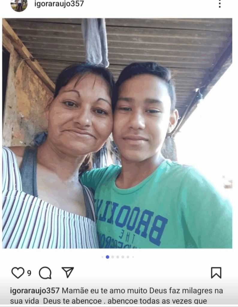Mãe usa machado e mata o próprio filho de 17 anos enquanto ele dormia Mãe usa machado e mata o próprio filho de 17 anos enquanto ele dormia