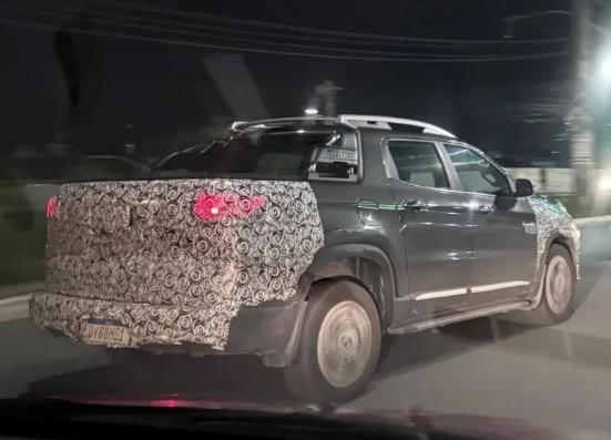 Flagra: Fiat Toro terá nova frente e aparece com camuflagem leve Flagra: Fiat Toro terá nova frente e aparece com camuflagem leve