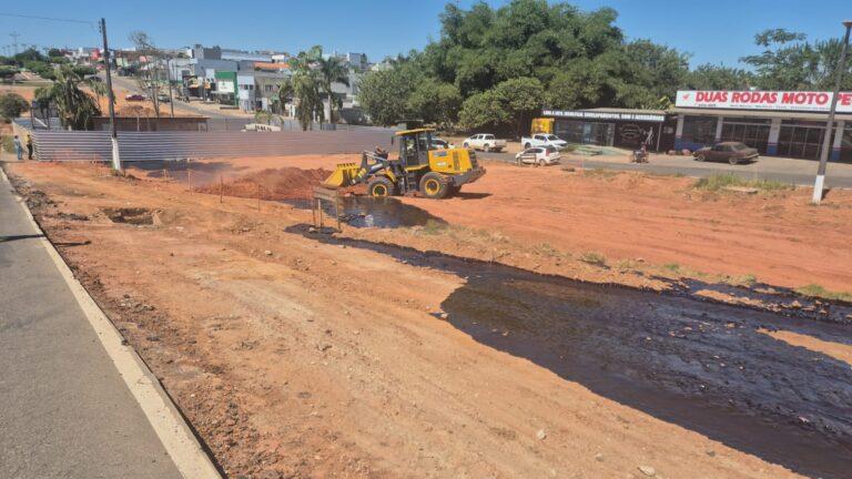 NOVA BRASILÂNDIA: Carreta carregada de óleo tomba no Setor 14 e carga se espalha pela via NOVA BRASILÂNDIA: Carreta carregada de óleo tomba no Setor 14 e carga se espalha pela via