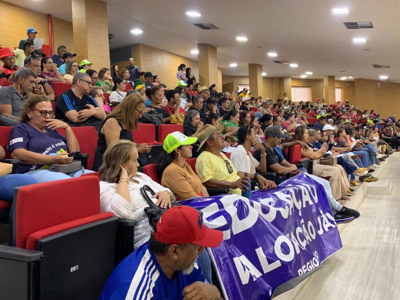 Empurra-empurra e gritos de protesto: professores em greve ocupam prédio do CPA e são contidos por seguranças Empurra-empurra e gritos de protesto: professores em greve ocupam prédio do CPA e são contidos por seguranças