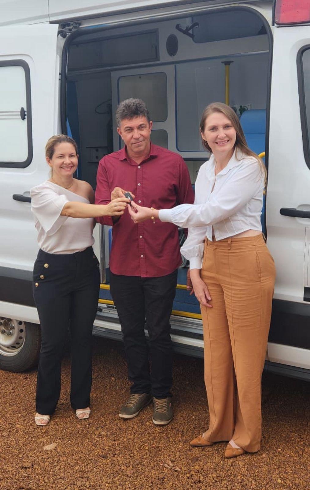 ALTO ALEGRE: Parceria entre município e deputada estadual Lebrinha beneficia população com ambulância ALTO ALEGRE: Parceria entre município e deputada estadual Lebrinha beneficia população com ambulância