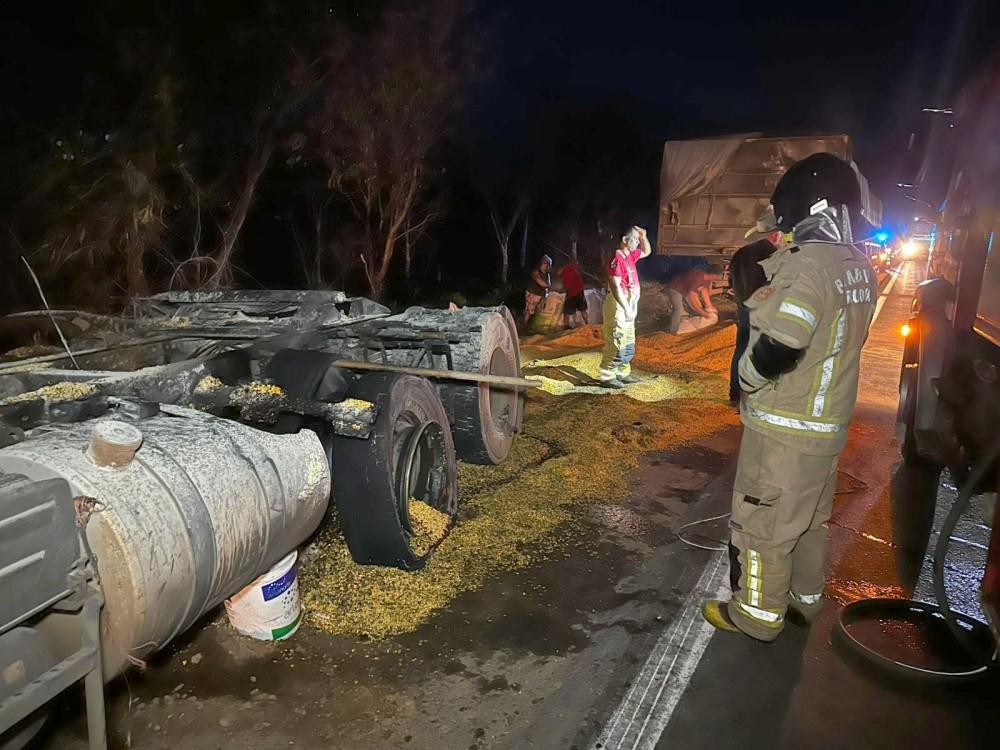 Jaru: carreta carregada de milho tem princípio de incêndio controlado por motoristas na BR-364 Jaru: carreta carregada de milho tem princípio de incêndio controlado por motoristas na BR-364