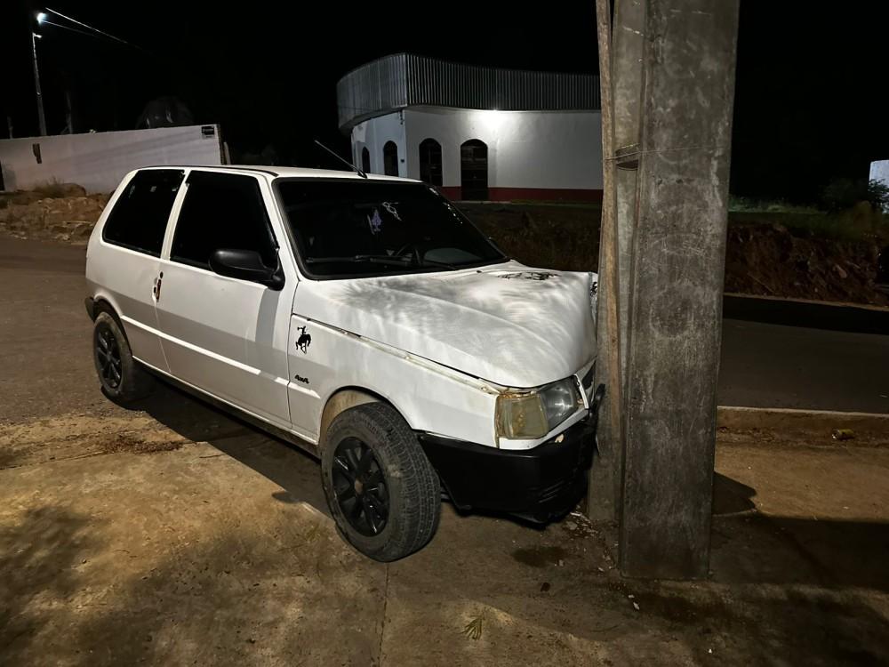 Jaru: condutor de Fiat Uno supostamente embriagado colide em poste