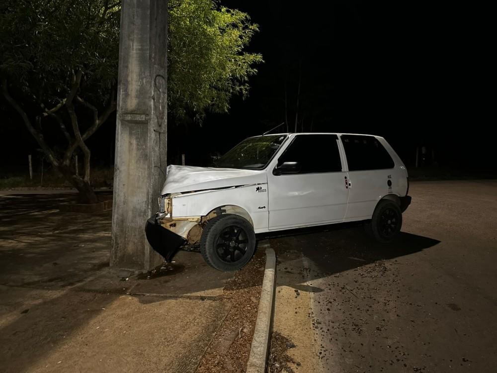 Jaru: condutor de Fiat Uno supostamente embriagado colide em poste