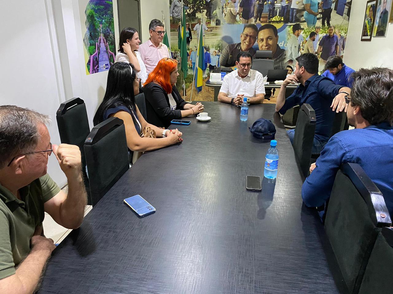 ROLIM DE MOURA: Representantes do Grupo Fibro e Bem-Estar se reúne com prefeito Aldo Júlio e deputado Jean Mendonça para discutir ações voltadas as pessoas com fibromialgia 