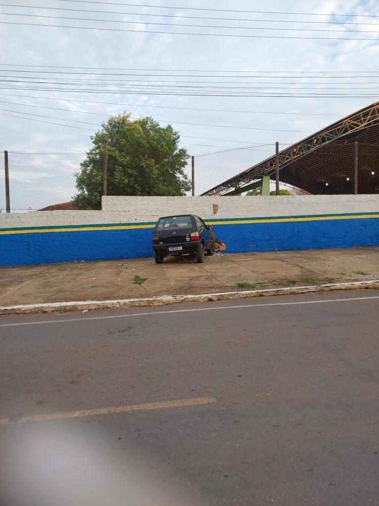 Jaru: motorista sem CNH colide contra muro de escola estadual e é flagrado embriagado