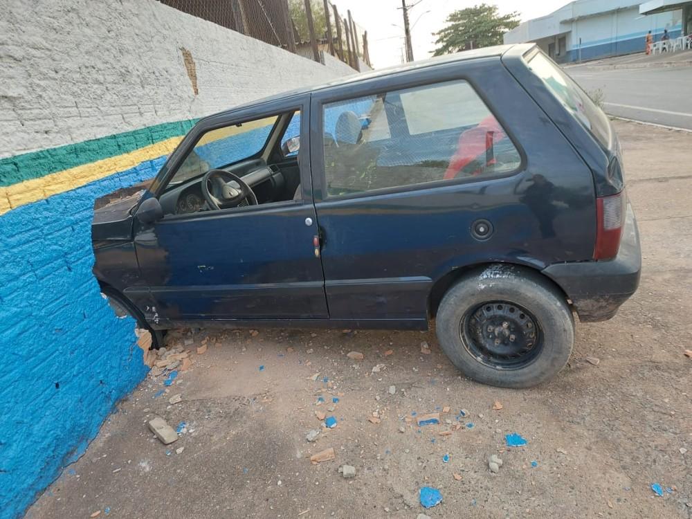 Jaru: motorista sem CNH colide contra muro de escola estadual e é flagrado embriagado