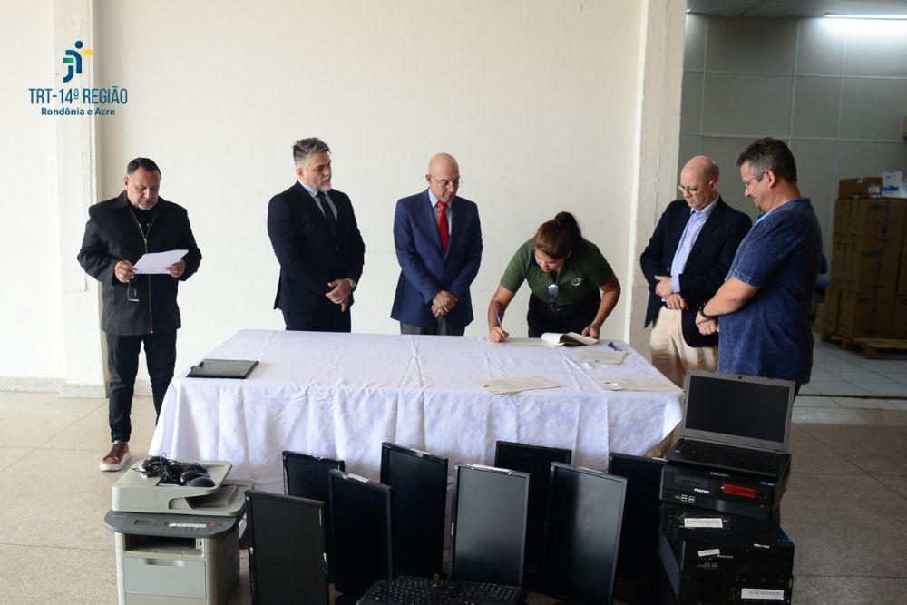TRT-14 realiza doação de mais de 2,6 mil bens para instituições sociais TRT-14 realiza doação de mais de 2,6 mil bens para instituições sociais