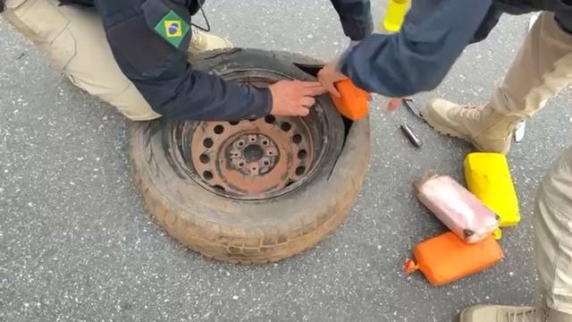 Homens que saíram de Rolim de Moura são presos na BR-262 com 17 kg de cocaína no Espírito Santo Homens que saíram de Rolim de Moura são presos na BR-262 com 17 kg de cocaína no Espírito Santo