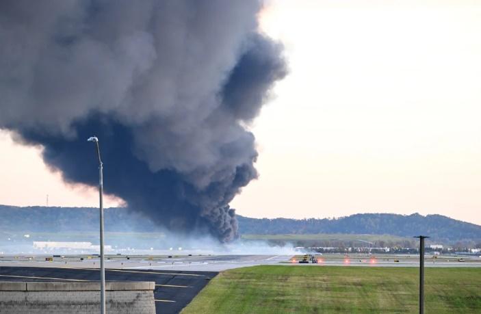 Avião de carga cai perto de aeroporto nos EUA e explode 