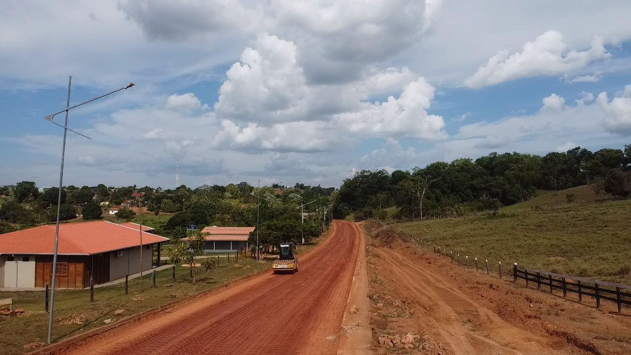 SANTA LUZIA DO OESTE: Sonhada obra de asfaltamento está se tornado realidade