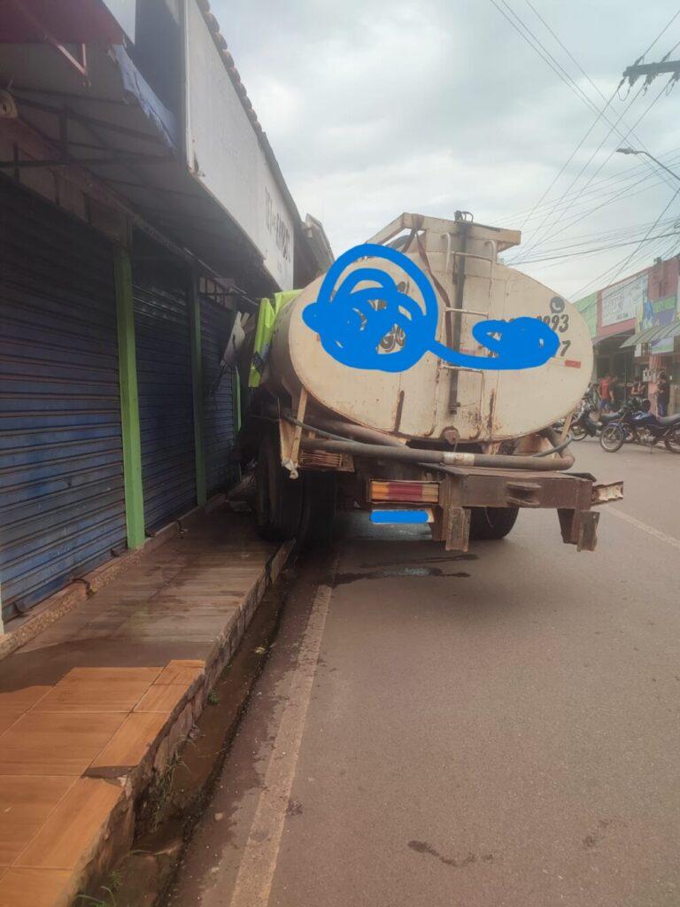 Rolim de Moura – Falha mecânica faz caminhão invadir loja do Camelô no centro Rolim de Moura – Falha mecânica faz caminhão invadir loja do Camelô no centro