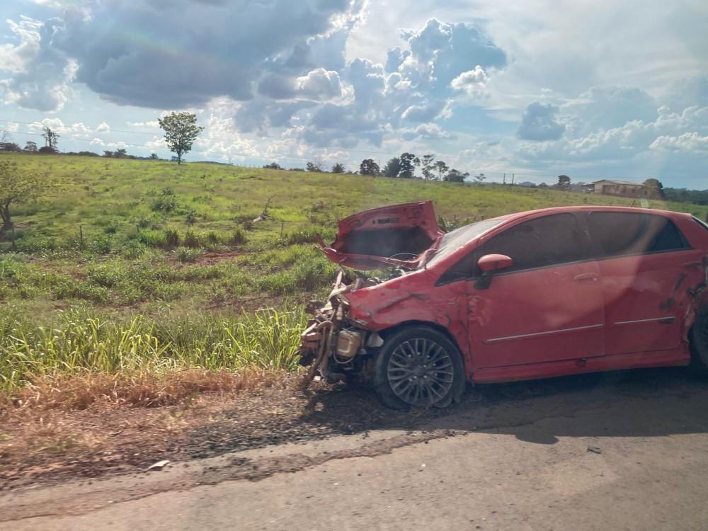 Jaru: Punto fica destruído após colisão com caminhão cegonha na BR-364 Jaru: Punto fica destruído após colisão com caminhão cegonha na BR-364