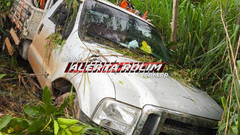 Motorista perde o controle de camionete após pneu estourar na RO-303, entre Rolim de Moura e Santa Luzia Motorista perde o controle de camionete após pneu estourar na RO-303, entre Rolim de Moura e Santa Luzia