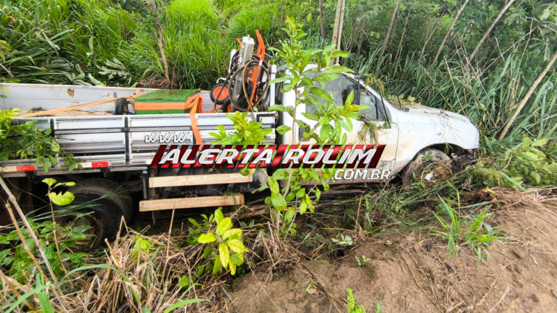 Motorista perde o controle de camionete após pneu estourar na RO-303, entre Rolim de Moura e Santa Luzia Motorista perde o controle de camionete após pneu estourar na RO-303, entre Rolim de Moura e Santa Luzia