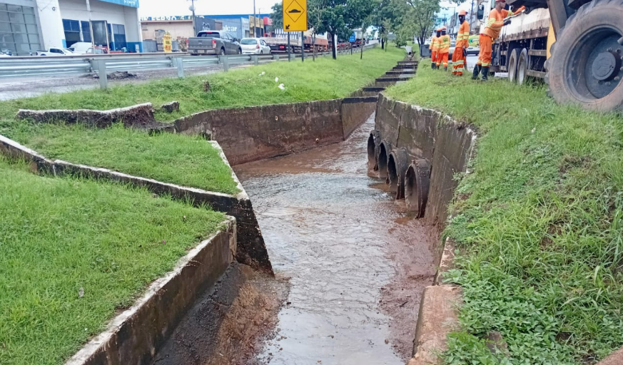 Nova 364 intensifica limpeza de canais e córregos em Cacoal para prevenir alagamentos Nova 364 intensifica limpeza de canais e córregos em Cacoal para prevenir alagamentos