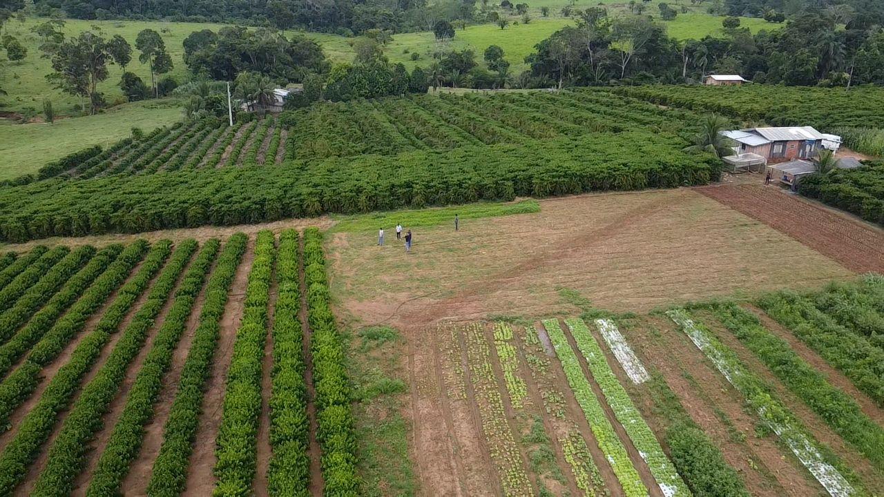 SANTA LUZIA DO OESTE: Administração adquira potente drone agrícola e faz entrega de adubos 