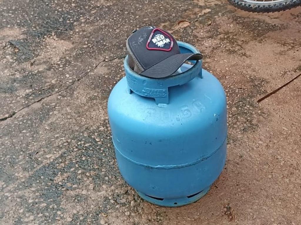 Após furtar casa, criminoso tenta levar bicicleta, ameaça proprietária com faca e acaba preso em Rolim de Moura