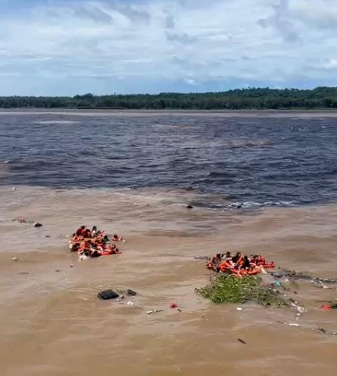 Lancha com dezenas de passageiros naufraga no Encontro das Águas  