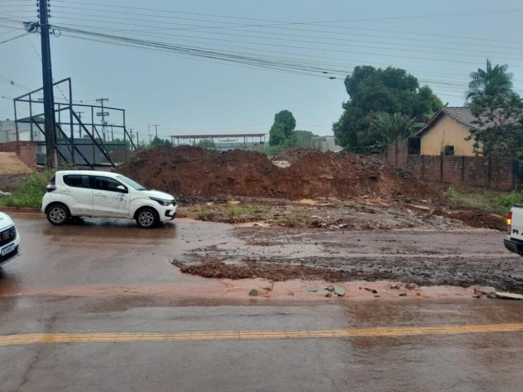 Rolim de Moura: Veículo oficial da Prefeitura se envolve em acidente no cruzamento da Norte Sul Rolim de Moura: Veículo oficial da Prefeitura se envolve em acidente no cruzamento da Norte Sul