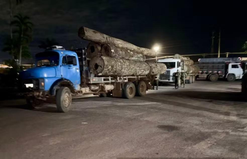 Polícia Militar apreende caminhões com madeira ilegal em Porto Velho Polícia Militar apreende caminhões com madeira ilegal em Porto Velho