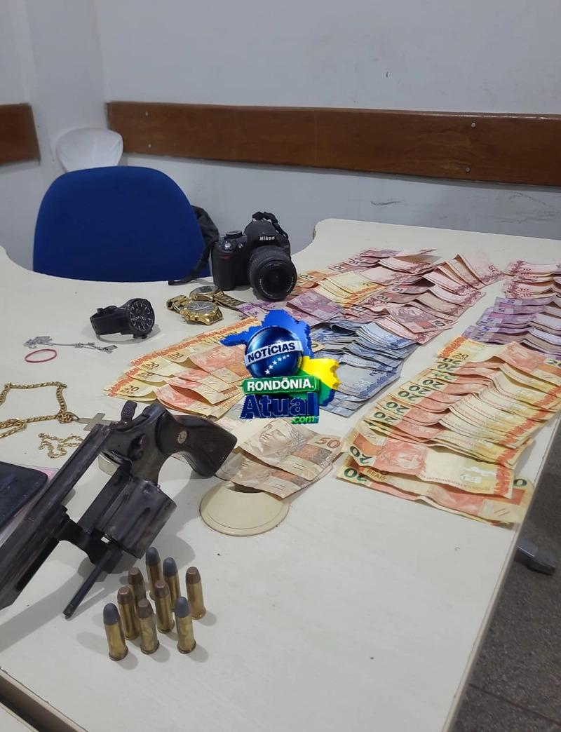 Boca de fumo é desmantelada e polícia encontra arma, dinheiro e galos de rinha em Ji-Paraná Boca de fumo é desmantelada e polícia encontra arma, dinheiro e galos de rinha em Ji-Paraná