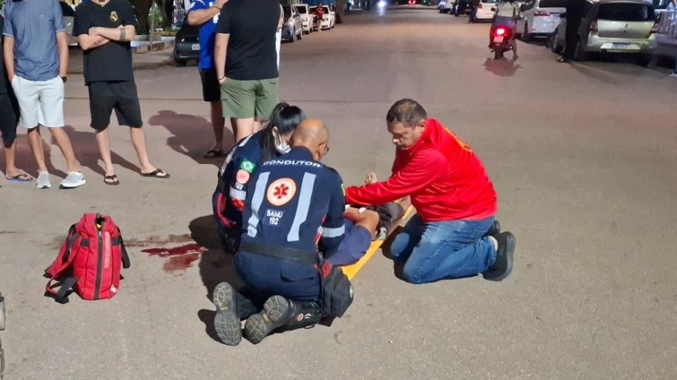 Pedestre e motociclista ficam feridos após atropelamento em Porto Velho Pedestre e motociclista ficam feridos após atropelamento em Porto Velho