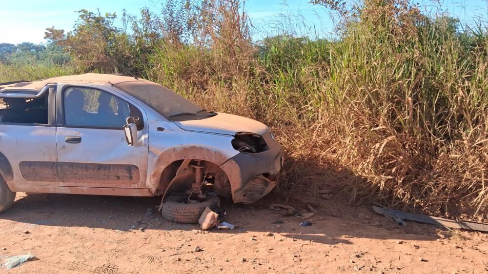 Motorista perde controle em curva perigosa e carro capota na Linha 45 entre Santa Luzia D’Oeste e São Felipe D’Oeste Motorista perde controle em curva perigosa e carro capota na Linha 45 entre Santa Luzia D’Oeste e São Felipe D’Oeste