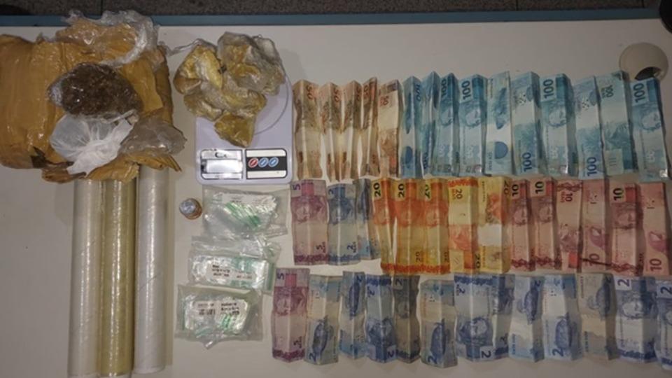 Casal abandona droga mas deixa moto e documentos
