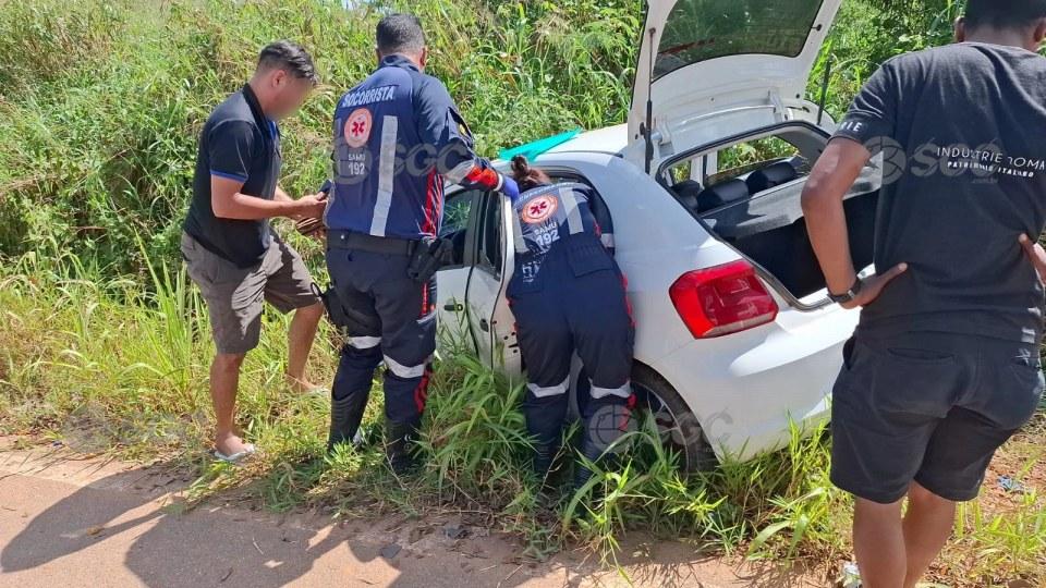 Grávida sofre mal súbito, perde controle de carro e cai em vala na Avenida Rio de Janeiro Grávida sofre mal súbito, perde controle de carro e cai em vala na Avenida Rio de Janeiro