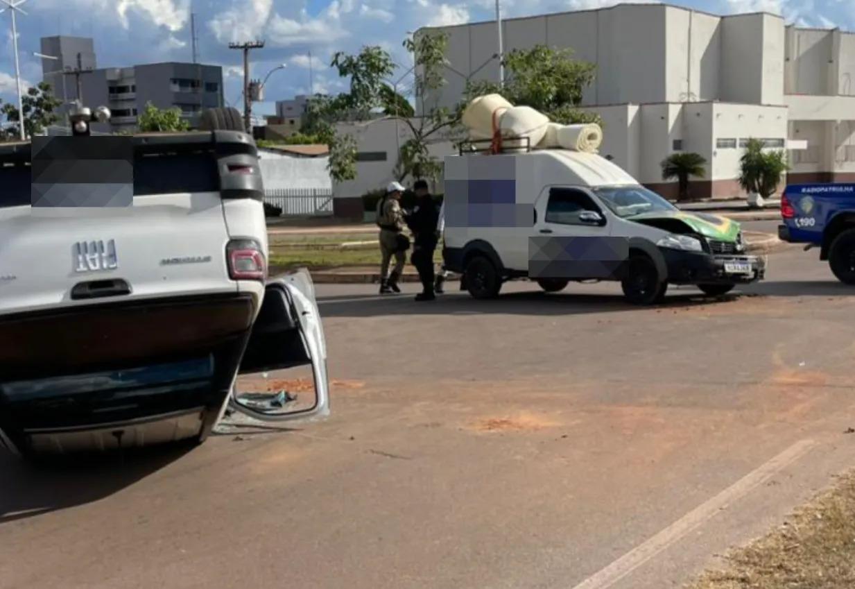 Carro capota no centro de Rolim de Moura após colisão