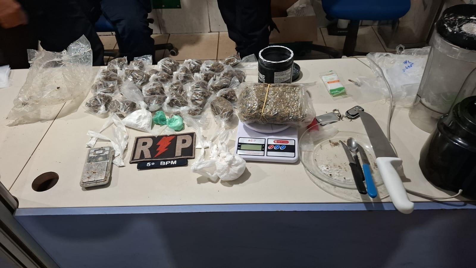 TRÁFICO É DESARTICULADO: PM encontra drogas, balanças e material para comercialização em Porto Velho TRÁFICO É DESARTICULADO: PM encontra drogas, balanças e material para comercialização em Porto Velho