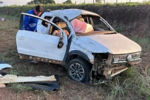 Bombinhas lançadas na BR-429 provocam capotamento de Saveiro e deixam jovem em estado grave Bombinhas lançadas na BR-429 provocam capotamento de Saveiro e deixam jovem em estado grave