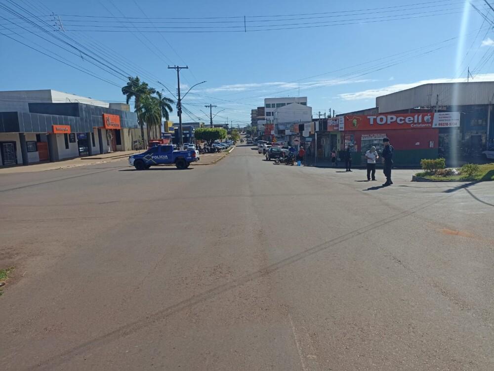 Entregador de água fica ferido após colisão com carro no Centro de Rolim de Moura