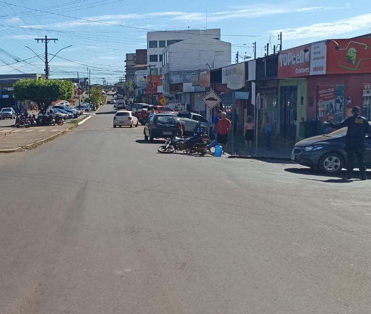 Entregador de água fica ferido após colisão com carro no Centro de Rolim de Moura