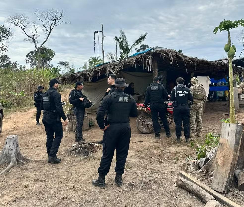 Polícia faz operação contra grupo armado suspeito de invadir fazenda e vender lotes em RO Polícia faz operação contra grupo armado suspeito de invadir fazenda e vender lotes em RO