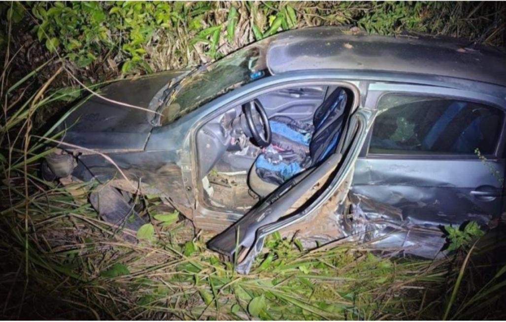 Acidentes Colisão entre carro e caminhonete deixa feridos na BR-429, em Costa Marques Acidentes Colisão entre carro e caminhonete deixa feridos na BR-429, em Costa Marques