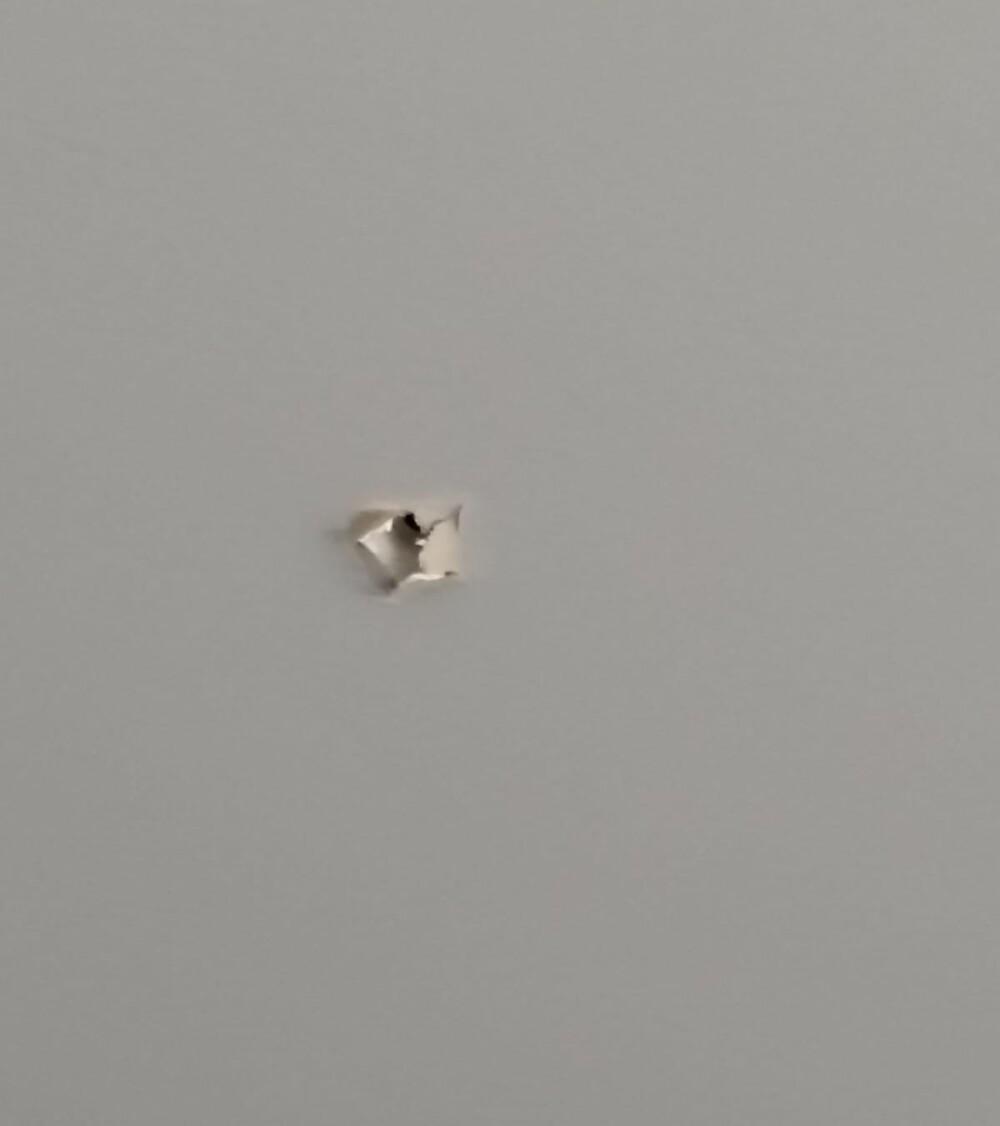 Rolim de Moura: Mulher encontra projétil de pistola dentro de casa após perceber buraco no forro de gesso Rolim de Moura: Mulher encontra projétil de pistola dentro de casa após perceber buraco no forro de gesso
